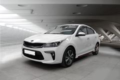 Накладки на пороги Kia Rio 4 стиль Sport Line